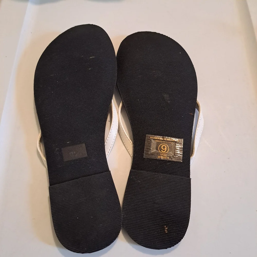Curfew White Thong Sandals Size 9